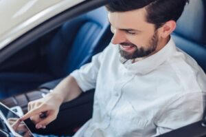 un homme dans sa voiture