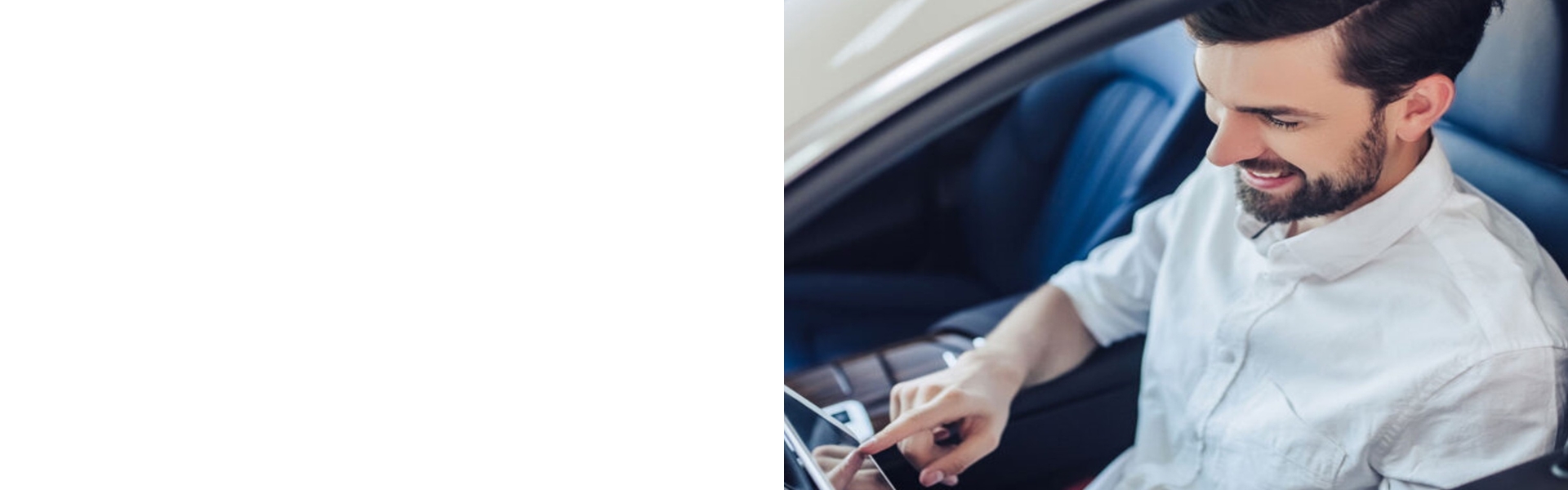 un homme dans sa voiture