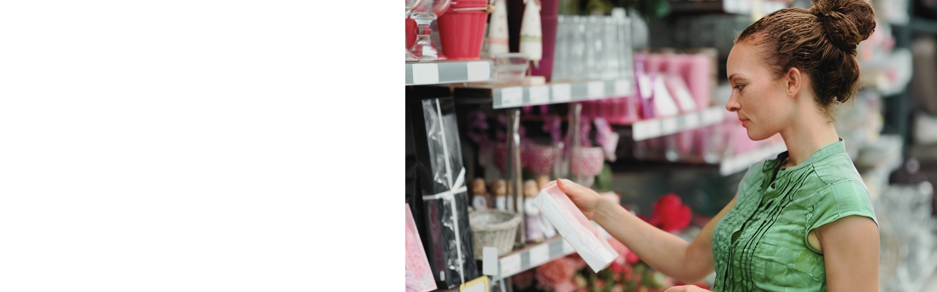 Une femme qui vérifie un produit