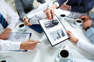 des professionnels en réunion