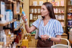 Une femme qui fait du shopping